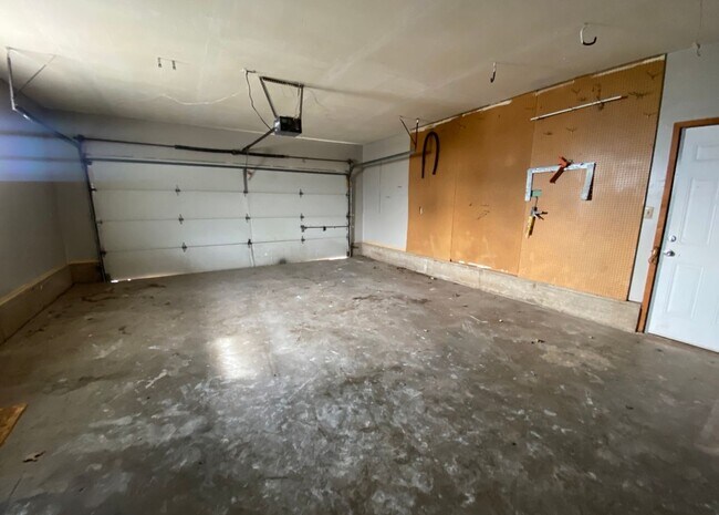 Building Photo - Beautiful Home- The Only thing Missing Is You!