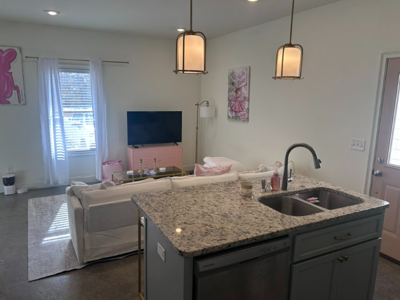 Building Photo - 1200 Taylor Cottage Cove