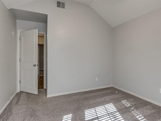 Building Photo - 3028 Weymouth Way