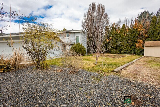 Building Photo - New Renovated 2 Bed 2 bath Townhome