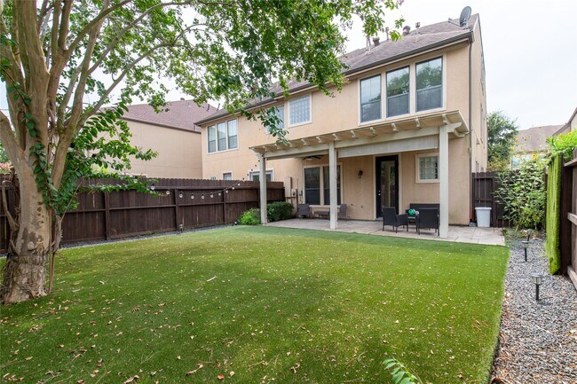 Building Photo - 2923 Royal Oaks Crest