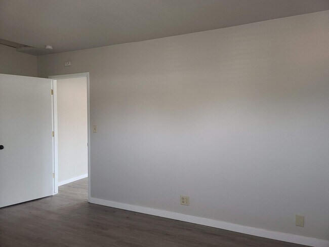Building Photo - Remodeled 2 bedroom near Midtown