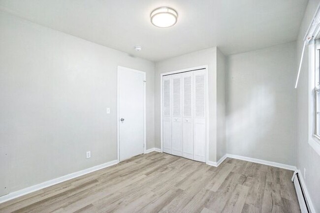 Building Photo - Newly Remodeled 2bed 1 bath duplex in West...