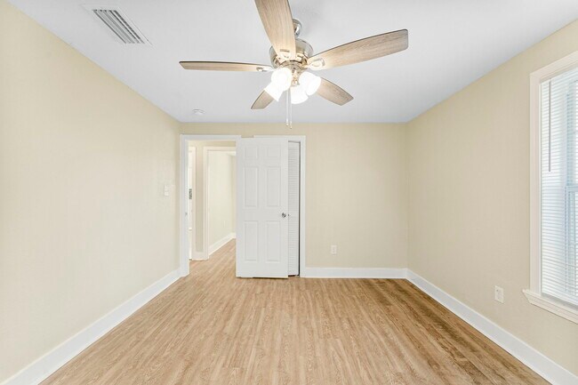 Building Photo - 1020 E 14th St