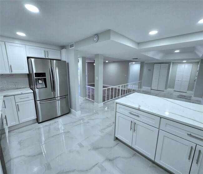 Building Photo - 3710 Inverrary Dr