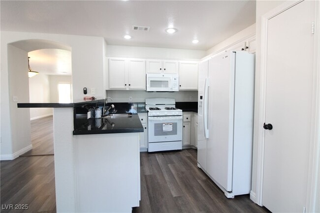 Building Photo - 301 Laguna Glen Dr