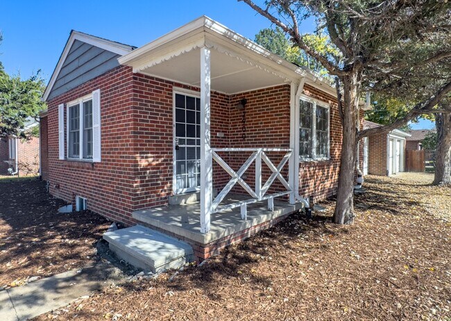 Building Photo - Spacious 5-Bedroom Gem on Locust Street – 2,053 Sq. Ft. of Comfort in Denver's Heart!