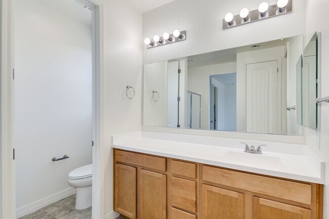 Building Photo - 5 bedroom/ 2 bath home in Casa Grande