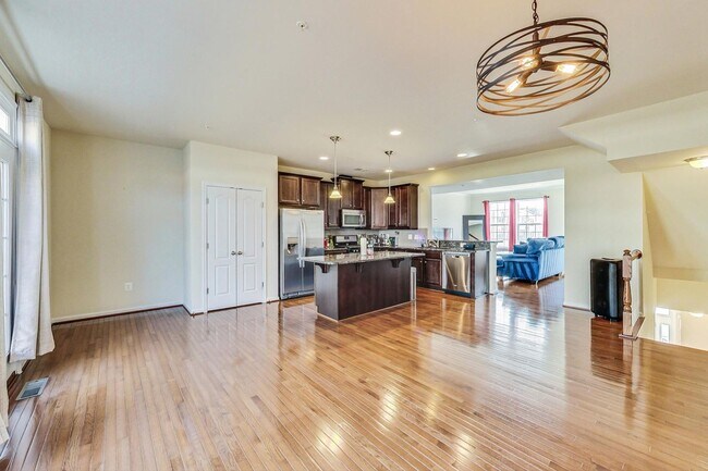 Building Photo - 3 bedroom, 2.5 bath Luxury Townhome in Market Square Subdivision!