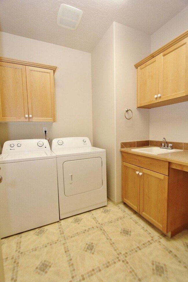 Building Photo - Your New Home Awaits in Bolder Creek! 4bed...