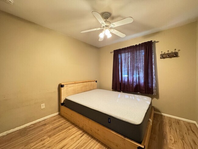 Building Photo - Great Tri-level home-Half of November Free!