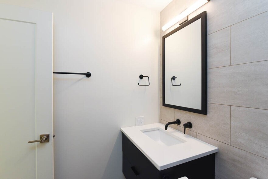 Building Photo - 843 W Grace St