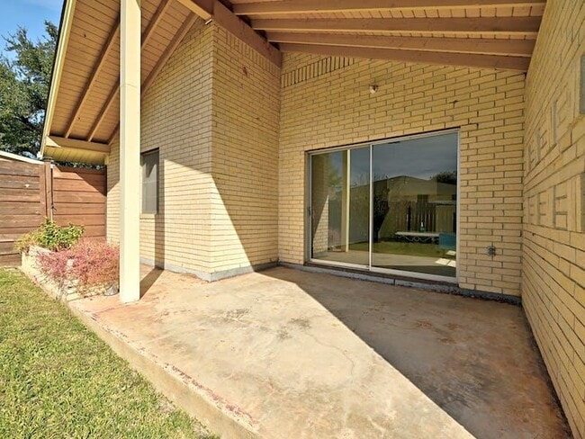 Building Photo - 1802 Temple Dr