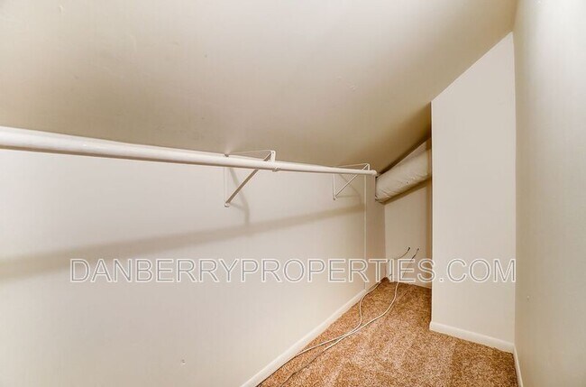 Building Photo - 915 Independence Rd