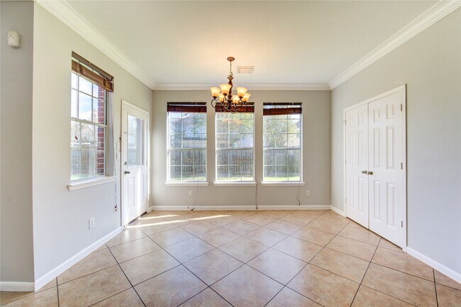 Building Photo - 5527 Gatesprings Ln