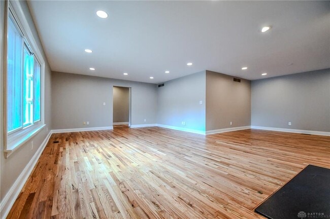 Building Photo - 121 E Schantz Ave