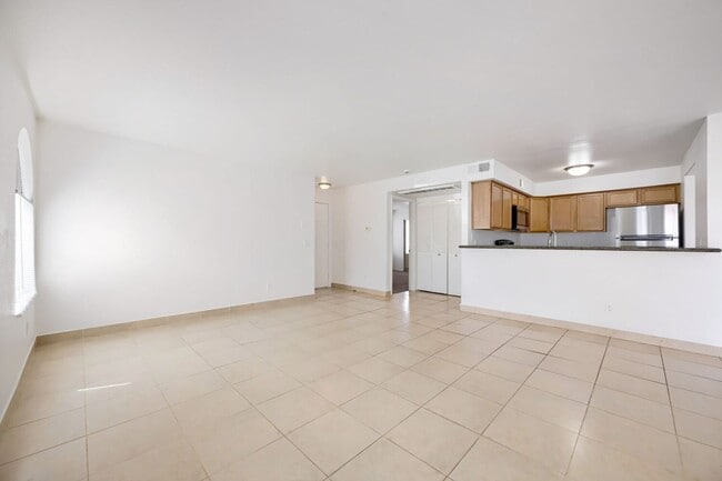 Building Photo - 2 Bedroom Condo within The Regency At The Lakes!