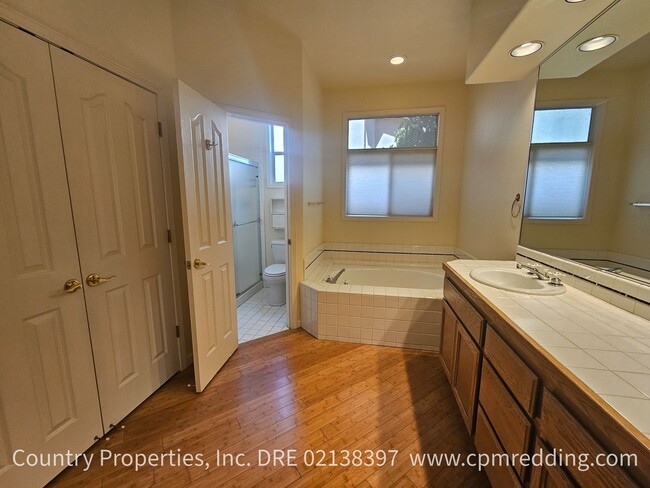 Building Photo - 1225 River Ridge Dr
