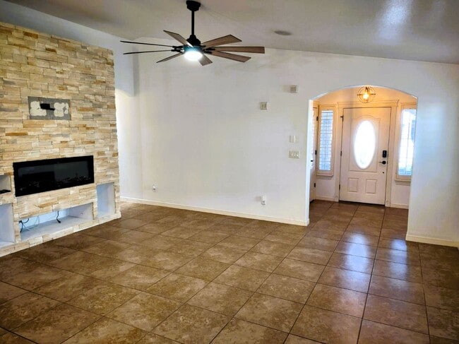 Building Photo - Immaculate Single Level Eastside Home With Refrigerated Air Located In Quiet Neighborhood