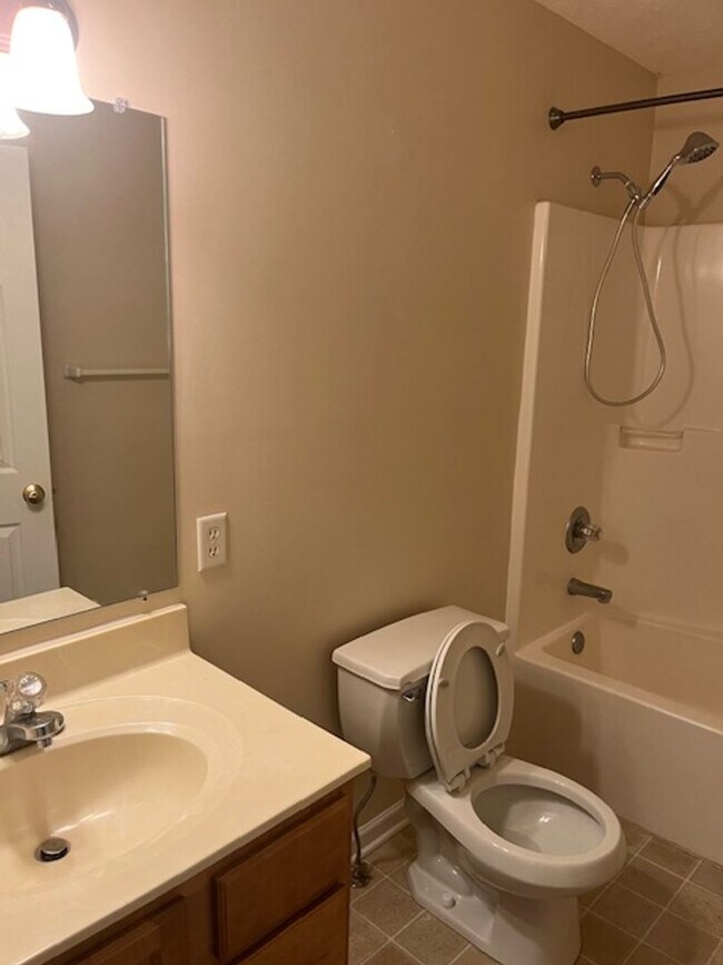 Building Photo - Spacious 4 Bed, 2.5 Bath Home in Woodgate