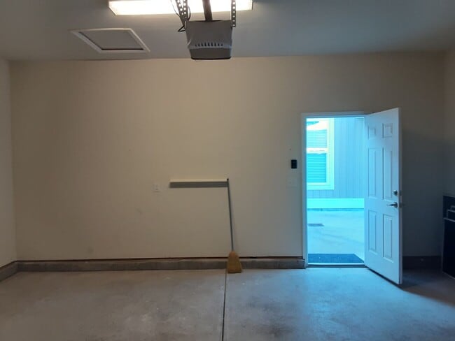 Building Photo - Beautiful townhome in International Club