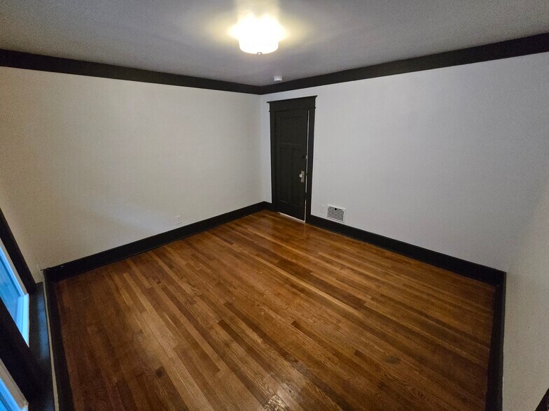 Building Photo - 21 W Beechwood Ave