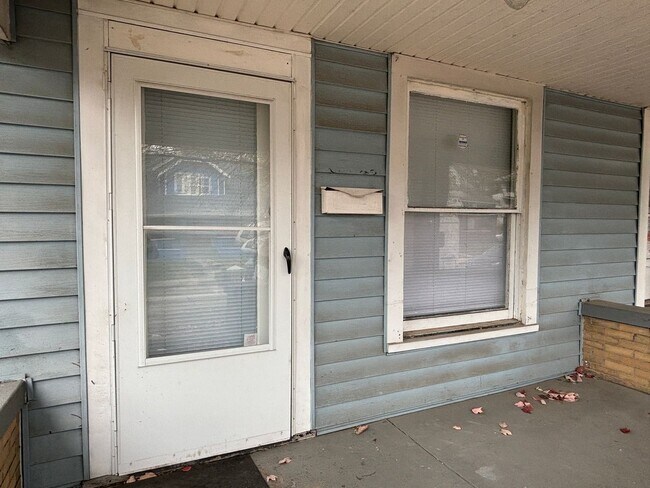 Building Photo - AVAILABLE NOW! Charming 3-Bed, 1-Bath Historic Duplex in Indianapolis!