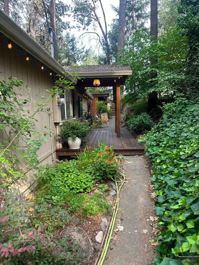 Building Photo - Rental On Cobb Mountian