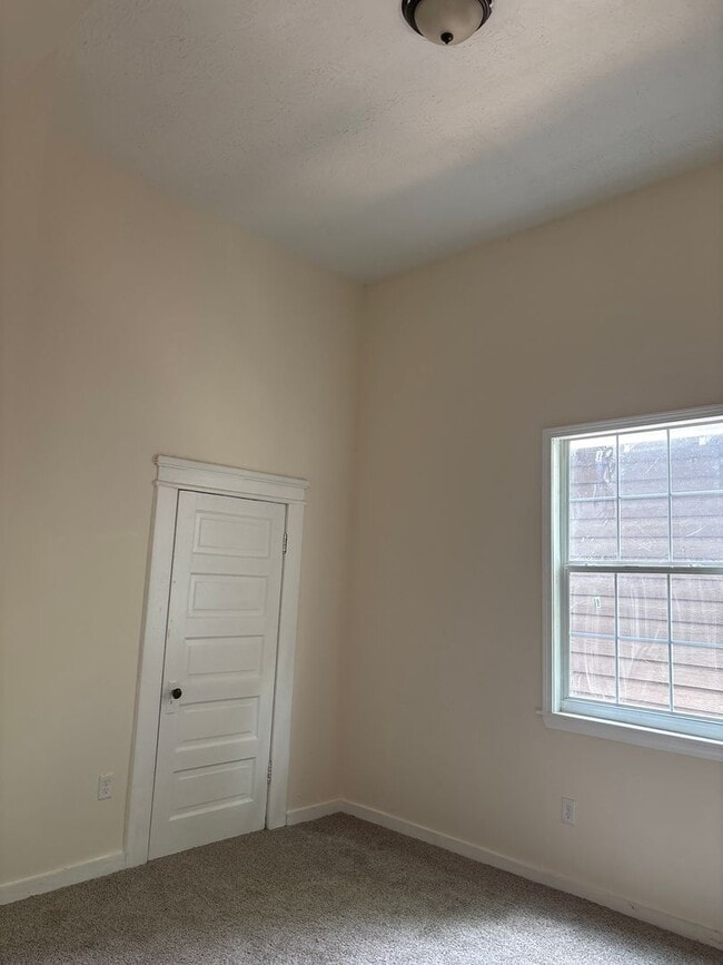 Building Photo - Very Cozy!