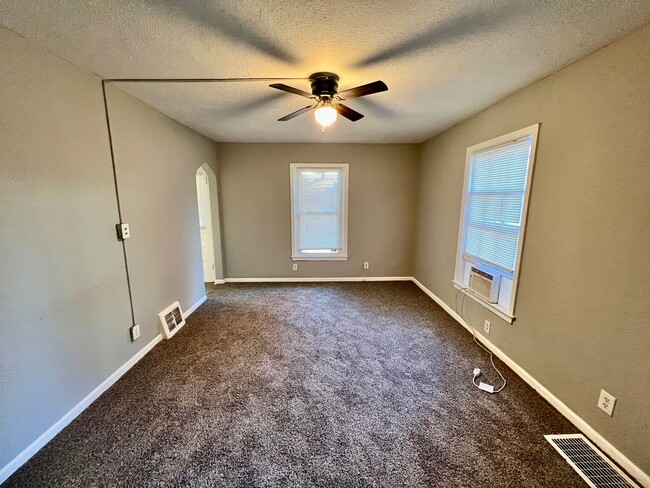 Building Photo - 2304 S Hall Rd