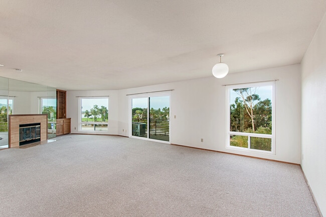 Building Photo - STUNNING BAY PARK 2BD/2BA CONDO WITH BAY V...