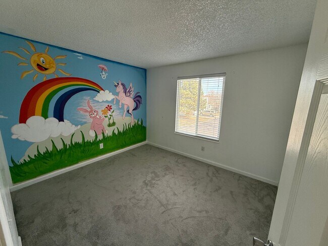 Building Photo - Modern Comfort & Convenience in a Prime Location