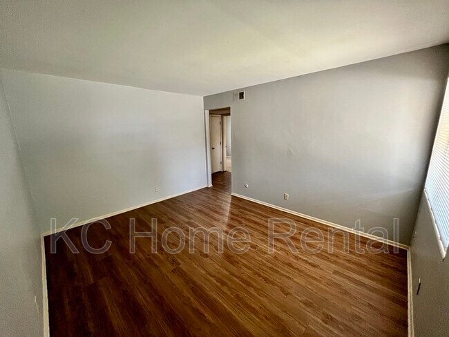 Building Photo - 2212 NE 77th St