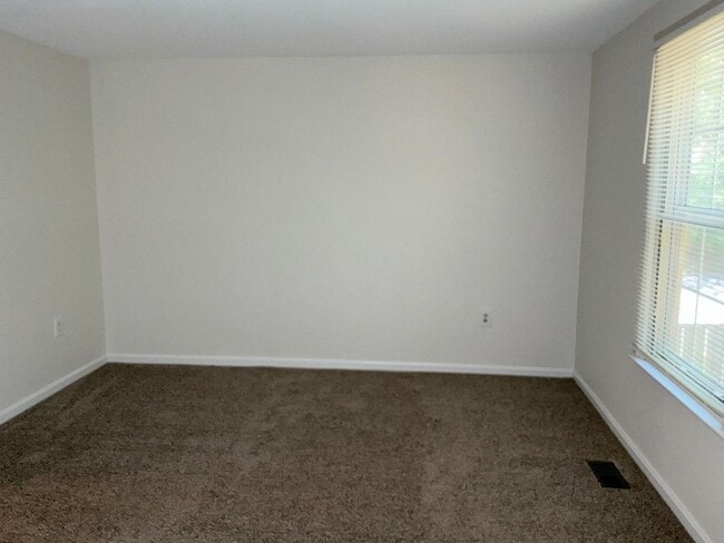 Building Photo - Very well maintained 3 bedroom 2 full 1 half bath town home located in the desired Stonebridge Co...