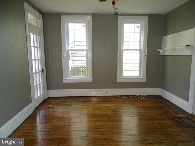 Building Photo - 108 Commerce St