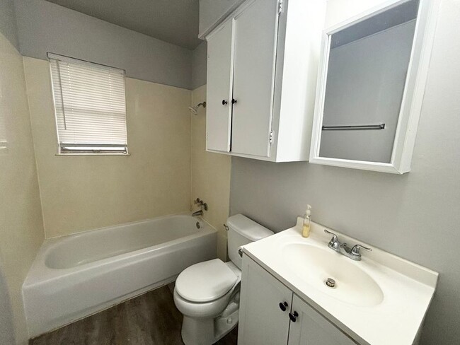 Building Photo - 413 Freestone Dr