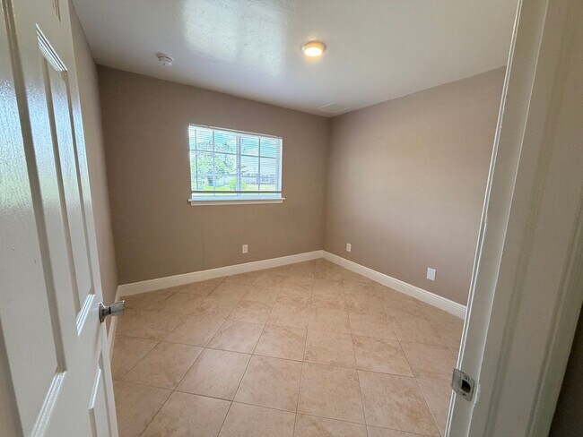 Building Photo - 3 Bedroom 2 Bath Duplex