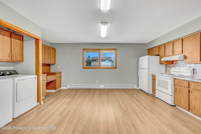 Building Photo - 809 Moosic Rd