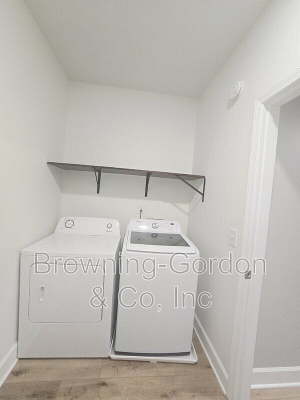 Building Photo - 8601 Peckham Ln