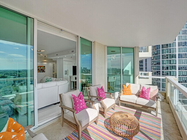 Building Photo - 411 N New River Dr E