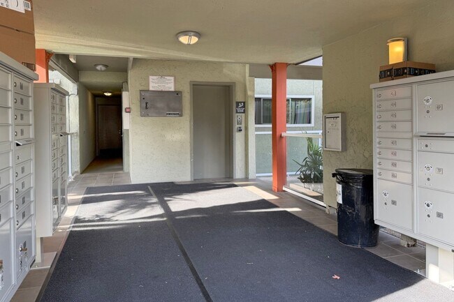 Building Photo - 2bd/1.75ba Bellevue Condo