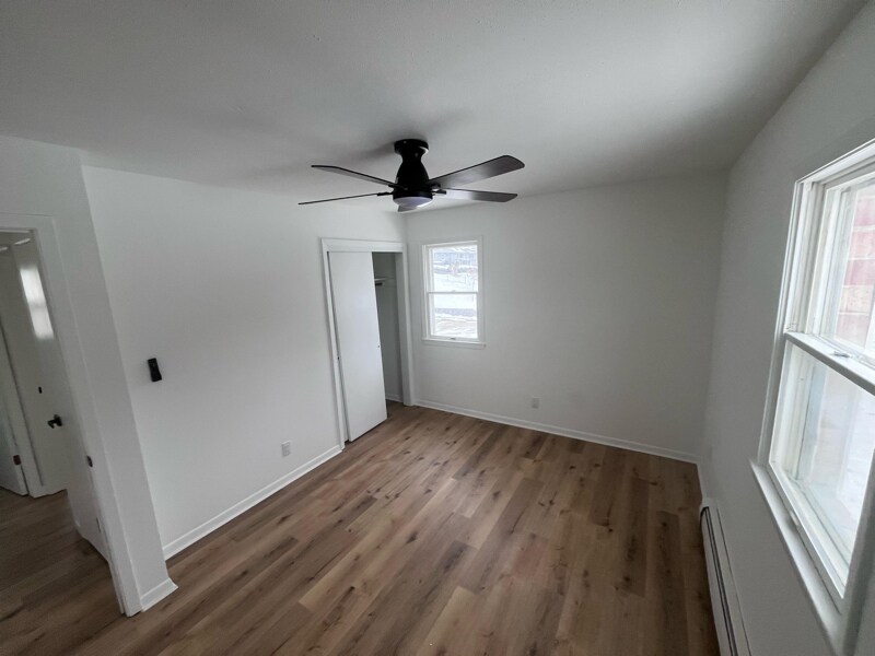 Building Photo - 704 E 14th St