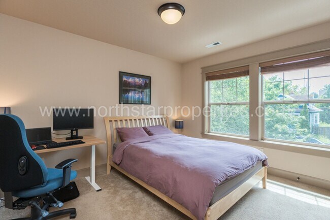 Building Photo - Charming SE Portland Craftsman