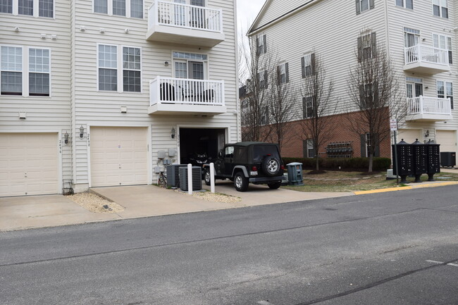 Building Photo - 2500 Eastbourne Dr