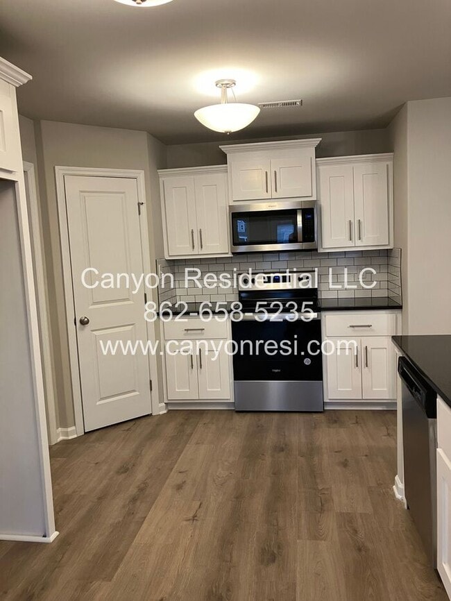 Building Photo - Great 3 BR 2 BA in great location won't last long!
