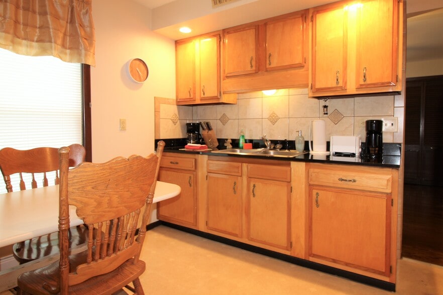 Bright, spacious kitchen with granite countertops - 48 Miller St