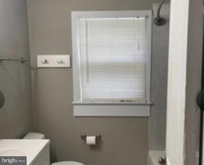 Building Photo - 915 William St