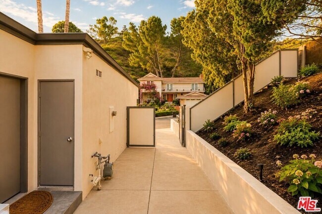 Building Photo - 2657 Zorada Dr