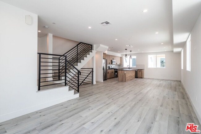 Building Photo - 4295 1/2 Tujunga Ave