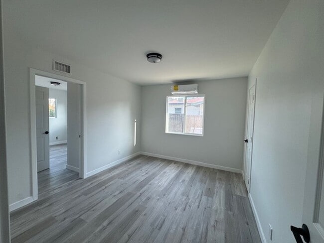 Building Photo - Charming Woodland Hills3+2  Home completely remodeled